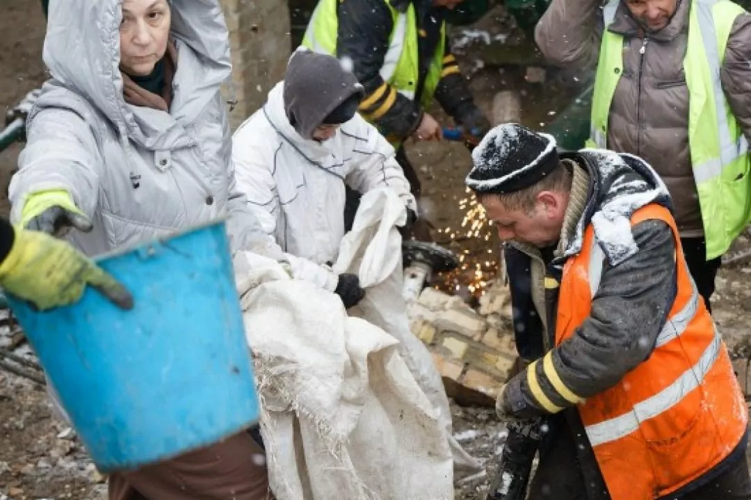 500 киян щодня прибирають біля будинку на Соломʼянці, що постраждав від ракетної атаки: фото