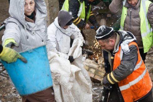 500 киян щодня прибирають біля будинку на Соломʼянці, що постраждав від ракетної атаки: фото