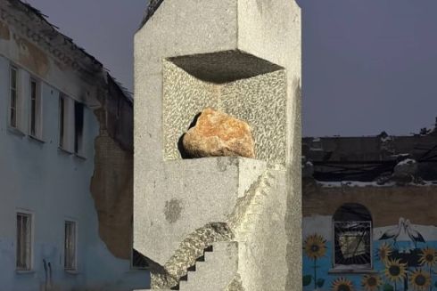 Символ руйнування культури: в Ірпені встановили монумент японського митця Йошио Ягі