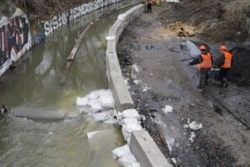 На расчистку реки Лыбидь выделили почти 15 млн гривен.