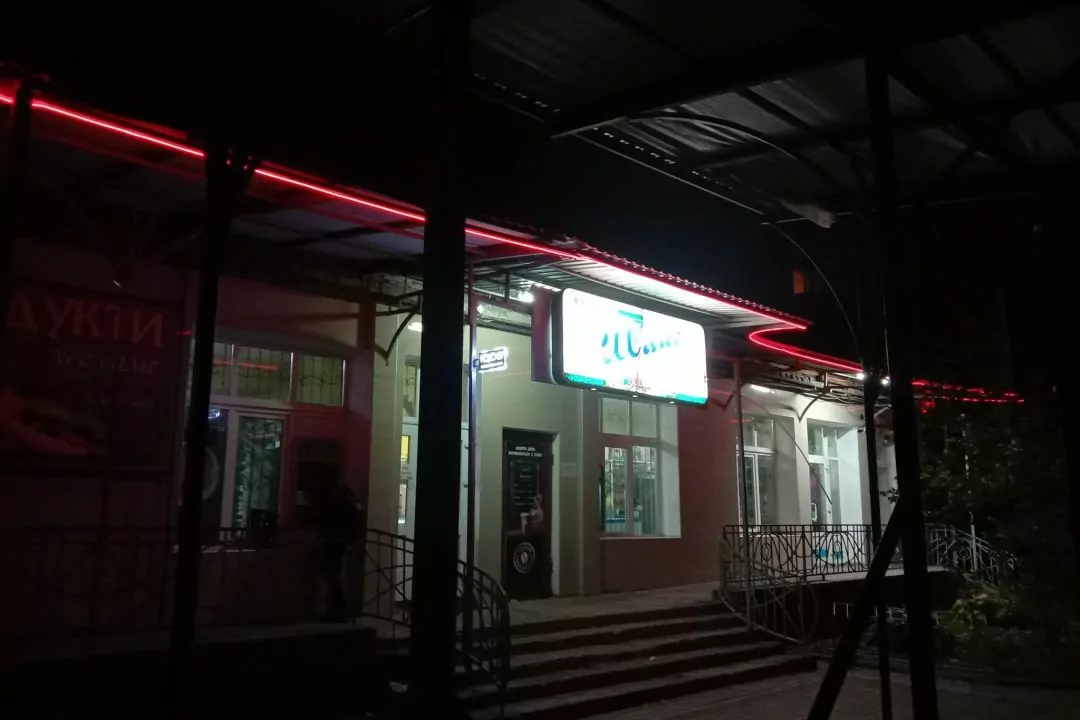 В Киеве демонтировали рекламные вывески, которые не выключают вечером