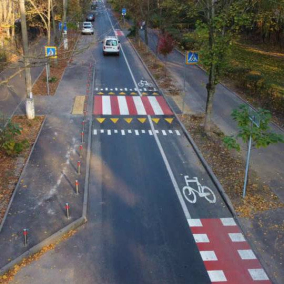 На Відрадному з'явилася нова велодоріжка і місця для паркування: фото