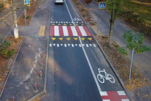 На Відрадному з'явилася нова велодоріжка і місця для паркування: фото