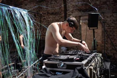 Фото дня: волонтеры устроили рейв-уборку в разрушенном клубе на Черниговщине