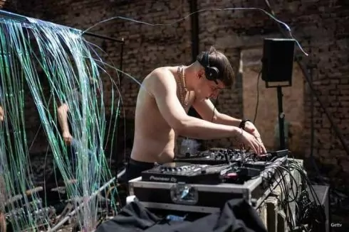 Фото дня: волонтеры устроили рейв-уборку в разрушенном клубе на Черниговщине