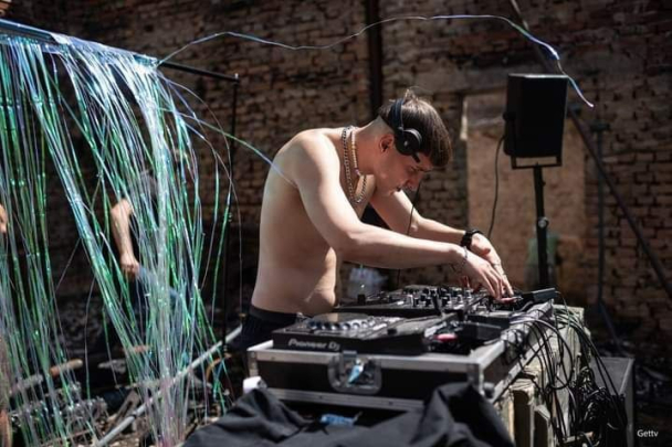 Фото дня: волонтери влаштували рейв-прибирання у зруйнованому клубі на Чернігівщині