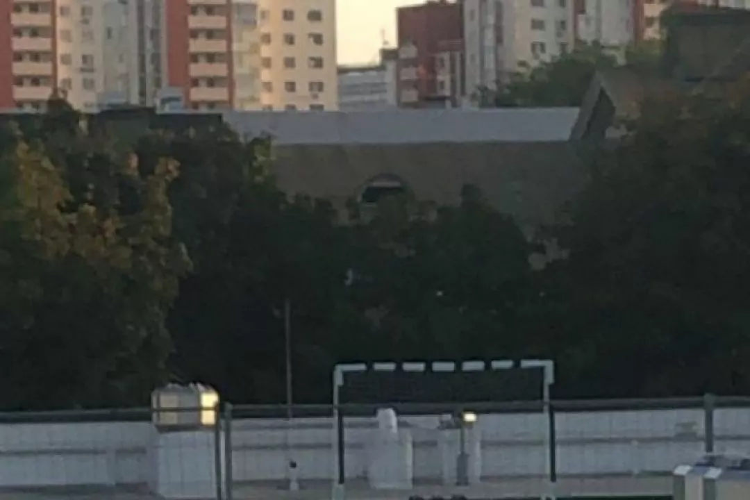 На крыше нового ТРЦ на Соломенке обустроили футбольное поле вместо спортплощадки