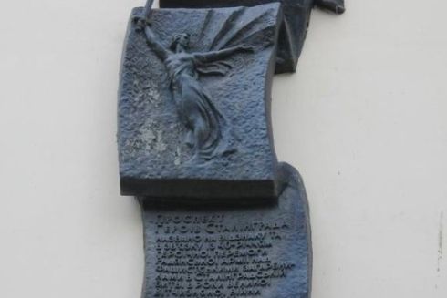 На Оболоні демонтували радянський барельєф “Герої Сталінграда”