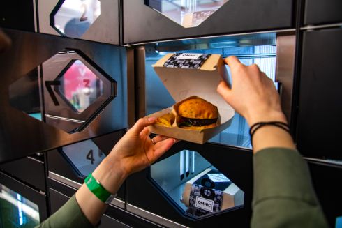 На ВДНГ открыли почтомат с подогретой едой