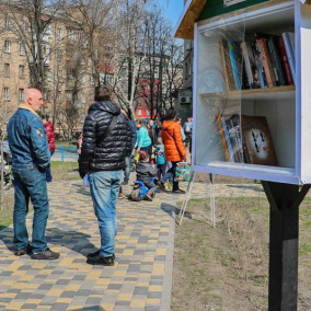 На Солом'янці замість звалища облаштували сквер з бібліотекою