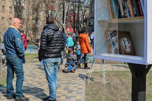 На Солом'янці замість звалища облаштували сквер з бібліотекою