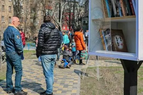 На Солом'янці замість звалища облаштували сквер з бібліотекою