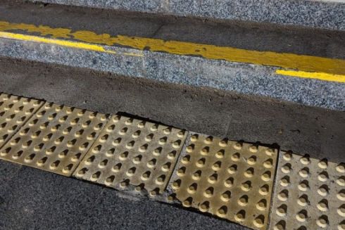 У реконструйованому переході на Шулявці оновили тактильну плитку