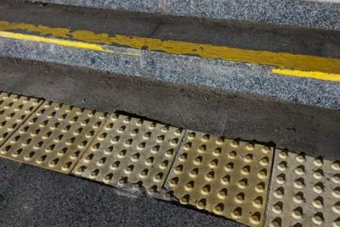 У реконструйованому переході на Шулявці оновили тактильну плитку