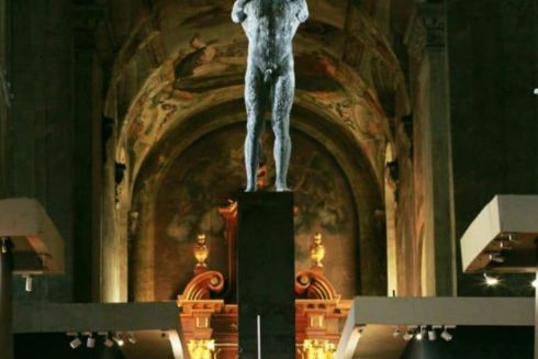 На вокзале Львова установили скульптуру, символизирующую несокрушимость украинцев