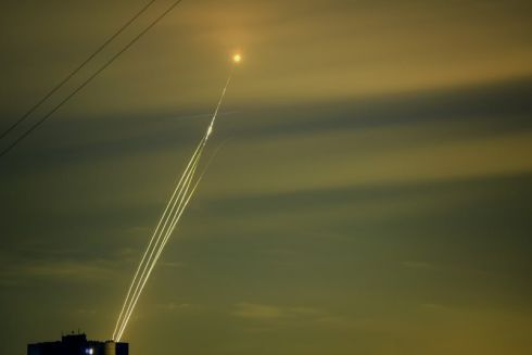 Фото: Харків‘янин щодня знімає запуски ракет росіян з вікна власної квартири на Салтівці