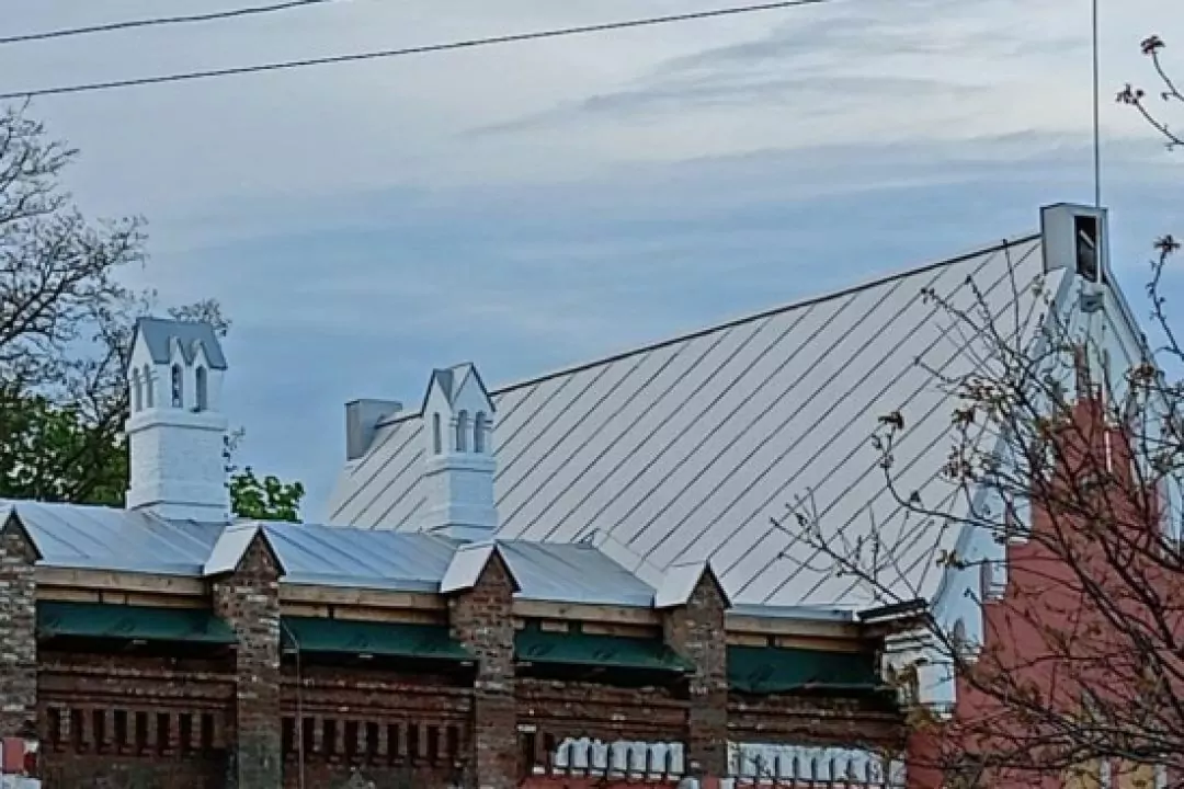У Чернігові відбудували дах зруйнованої історичної будівлі бібліотеки: фото