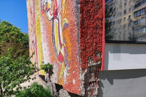 Біля метро “Дарниця” під час ремонту пошкодили мозаїку 1970-х років