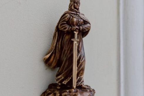 На Михайлівській площі відкрили мініскульптуру княгині Ольги з мечем: фото