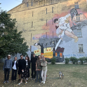 Мурал на стене исторического дома в центре Киева зарисуют за счет художницы