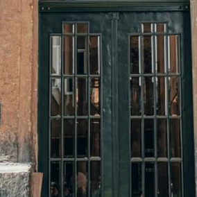 В историческом центре Львова отреставрировали металлические ворота: фото