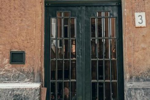 В історичному центрі Львова відреставрували металеву браму: фото