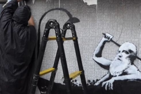 У Горенці демонтували графіті Бенксі, через яке відклали відновлення будинку