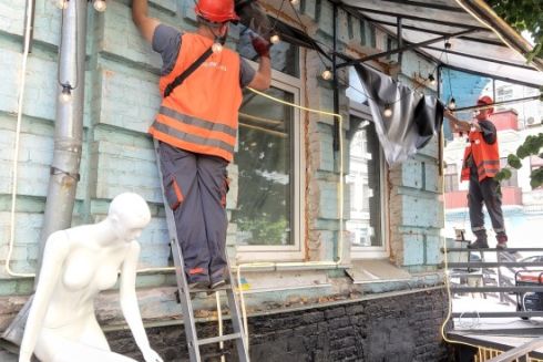 В історичному центрі Києва демонтували незаконну рекламу: фото
