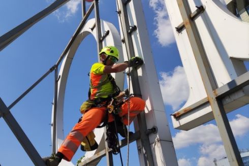 Біля ТРЦ "Гулівер" демонтували незаконну рекламу заввишки 8 метрів: фото