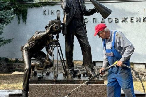 У Києві встановлюють пам'ятник режисеру Олександру Довженку: деталі