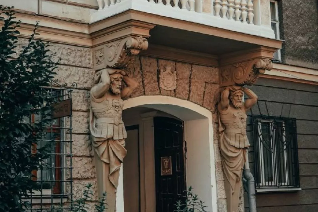 У Львові відреставрували балкони з атлантами на будівлі XIX століття: фото