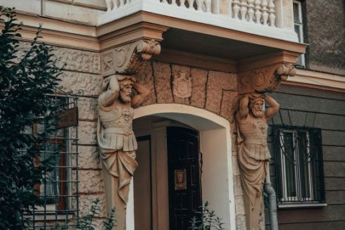 У Львові відреставрували балкони з атлантами на будівлі XIX століття: фото