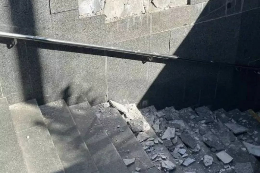 У підземному переході на Майдані Незалежності обвалилася плитка