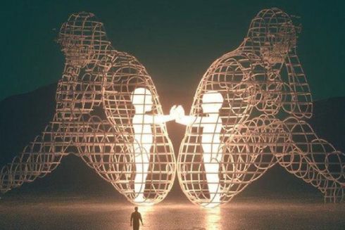 В Одессе устанавливают скульптуру с фестиваля Burning Man