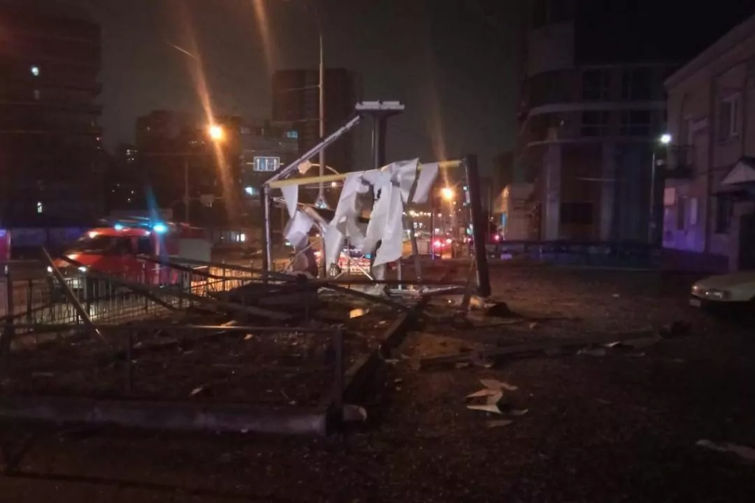 В районе Голосеевская утром произошел взрыв, повреждены здания. В Деснянском районе &ndash; пожар воинской части