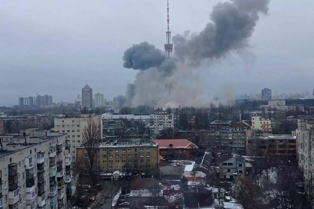 Фото: Російська ракета влучила в київську телевежу