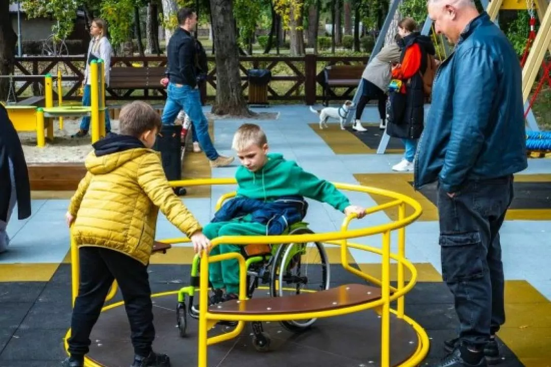 У Бучі облаштували перший інклюзивний дитячий майданчик: фото