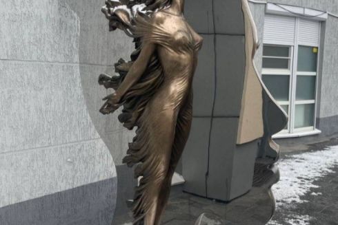 На Печерську встановили скульптуру Be Brave скульпторів братів Зігур