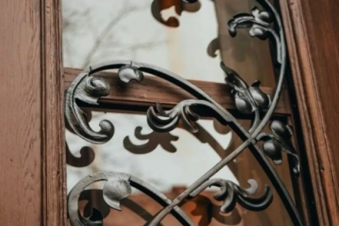 У Львові відреставрували дерев&rsquo;яну браму у столітній кам&rsquo;яниці: фото