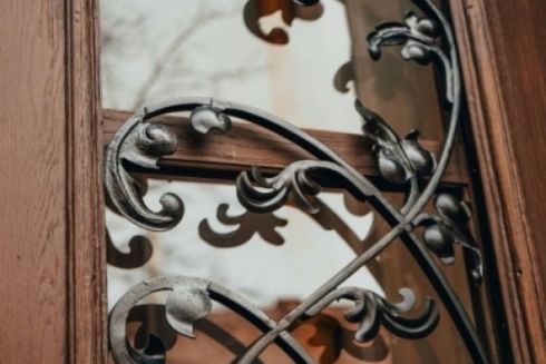 У Львові відреставрували дерев’яну браму у столітній кам’яниці: фото