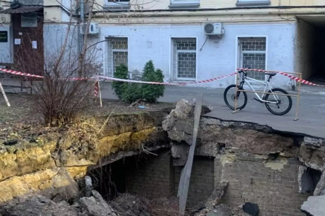 У проваллі в одному з дворів на Печерську знайшли підвал історичної садиби: фото