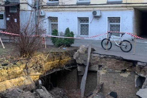 У проваллі в одному з дворів на Печерську знайшли підвал історичної садиби: фото
