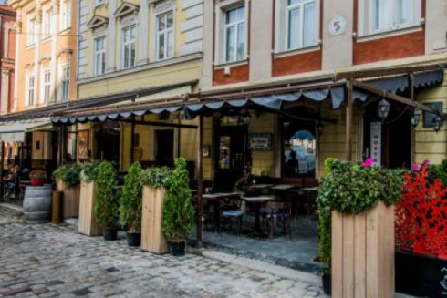 У Львові хочуть дозволити закладам залишати літники на зиму
