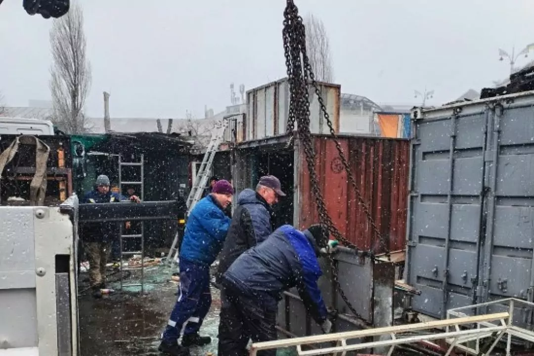 Біля Центрального вокзалу демонтували старі кіоски: фото