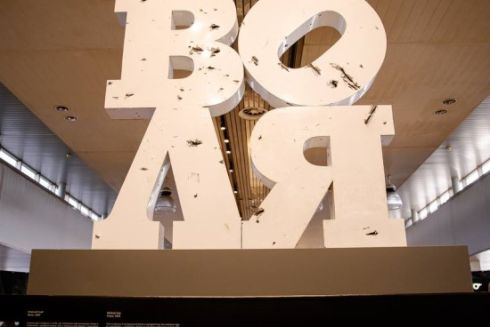 На Центральному вокзалі відкрили скульптуру “Воля” з вітальних літер прифронтового селища: фото