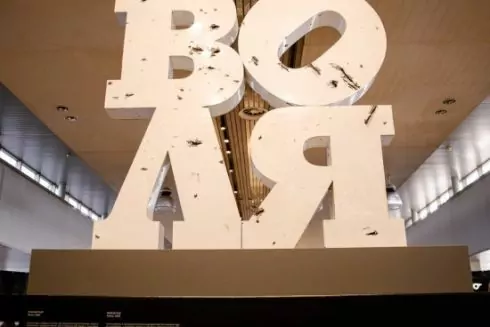 На Центральному вокзалі відкрили скульптуру &ldquo;Воля&rdquo; з вітальних літер прифронтового селища: фото