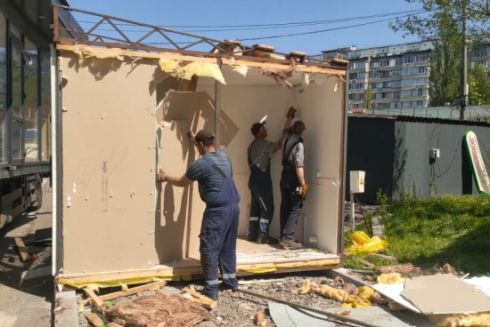 Біля метро "Оболонь" прибрали МАФи: на їхньому місці створять зелену зону