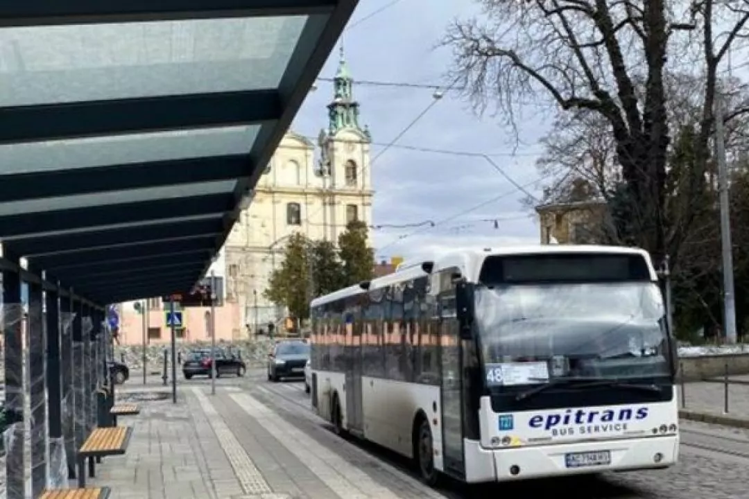 Облаштування сучасних великих зупинок завершують у Львові
