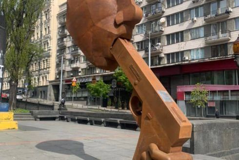 У Києві з'явилась скульптура-послання Путіну Zaстрелись. Того ж дня її прибрали