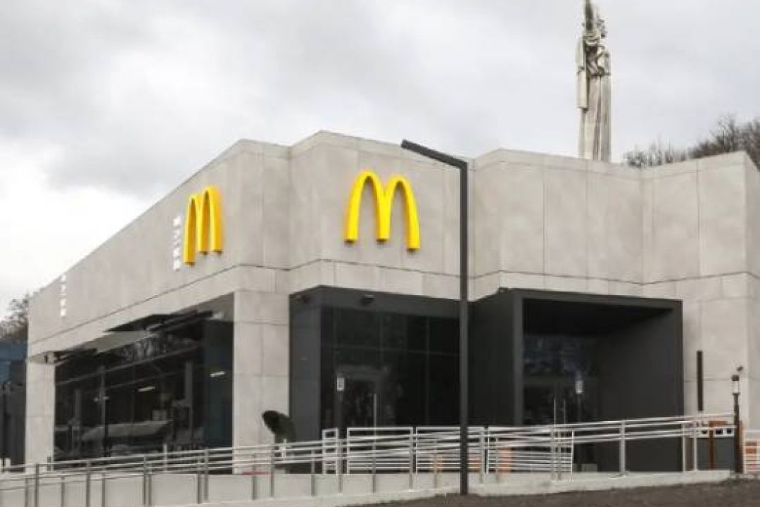 У Києві біля мосту Патона відкрили новий McDonald's